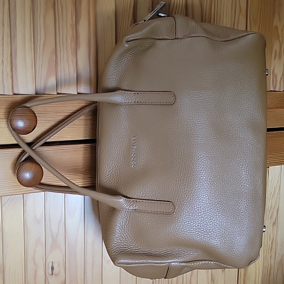Coccinelle leather bag in camel. - Picture 1 of 8
